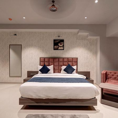Hotel Sparsh Divine Ахмедабад Екстериор снимка