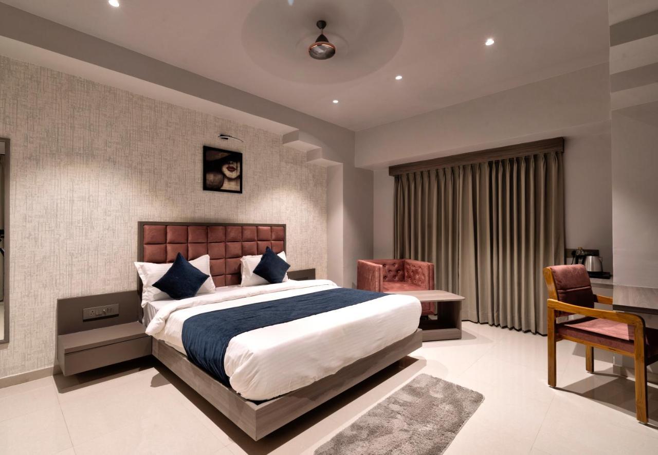 Hotel Sparsh Divine Ахмедабад Екстериор снимка