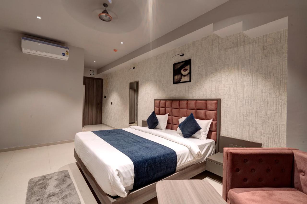 Hotel Sparsh Divine Ахмедабад Екстериор снимка