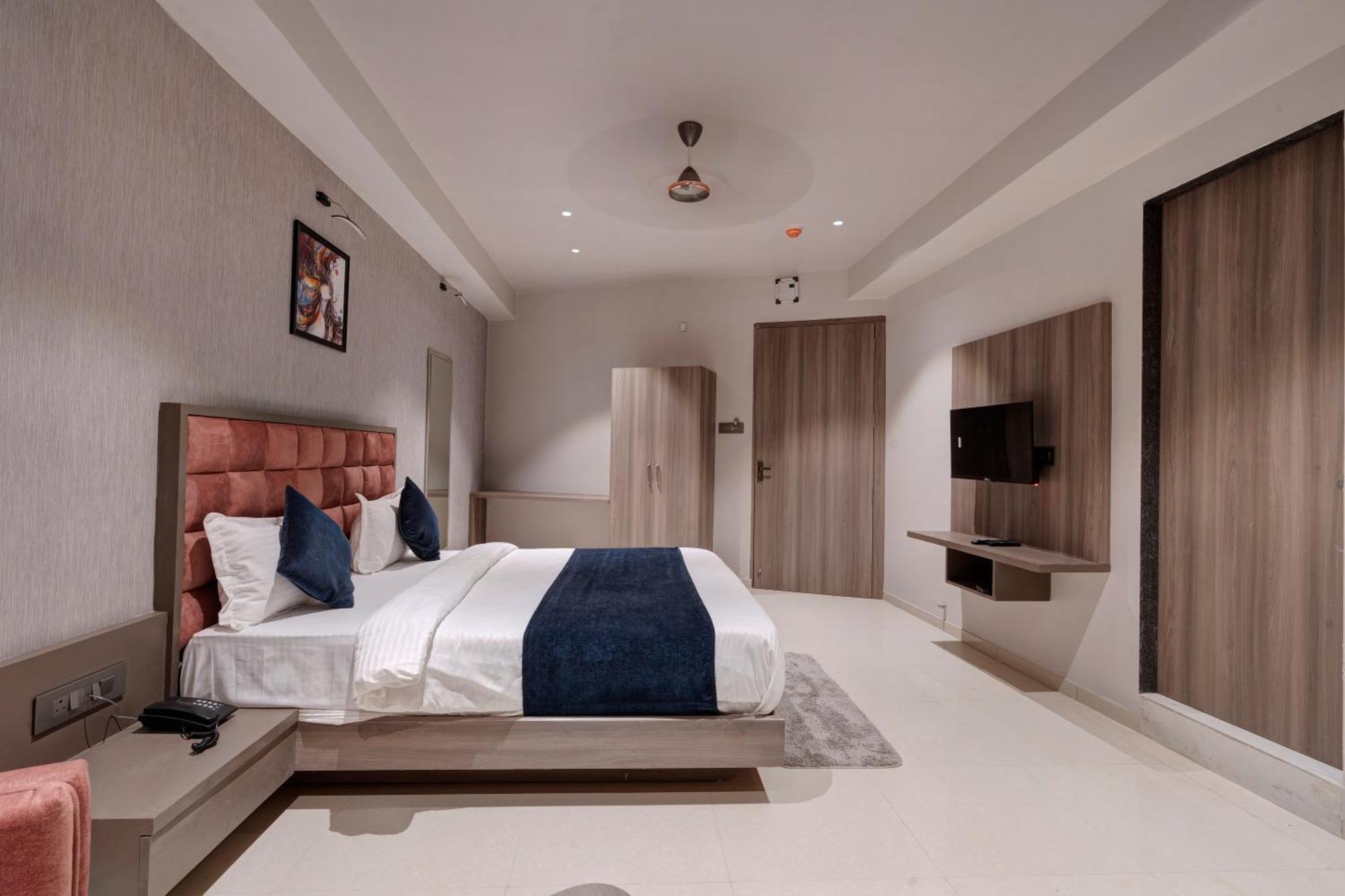 Hotel Sparsh Divine Ахмедабад Екстериор снимка