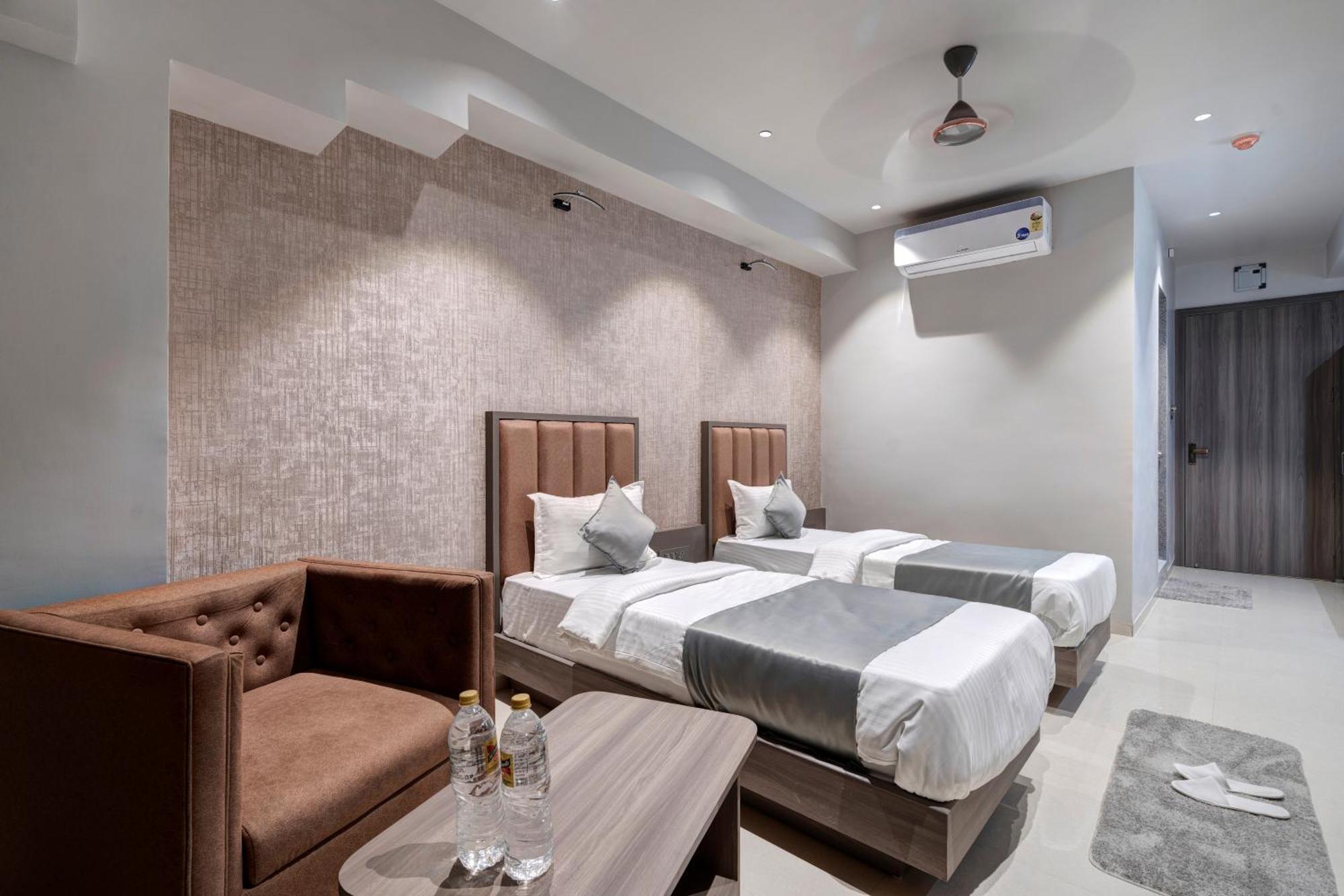 Hotel Sparsh Divine Ахмедабад Екстериор снимка