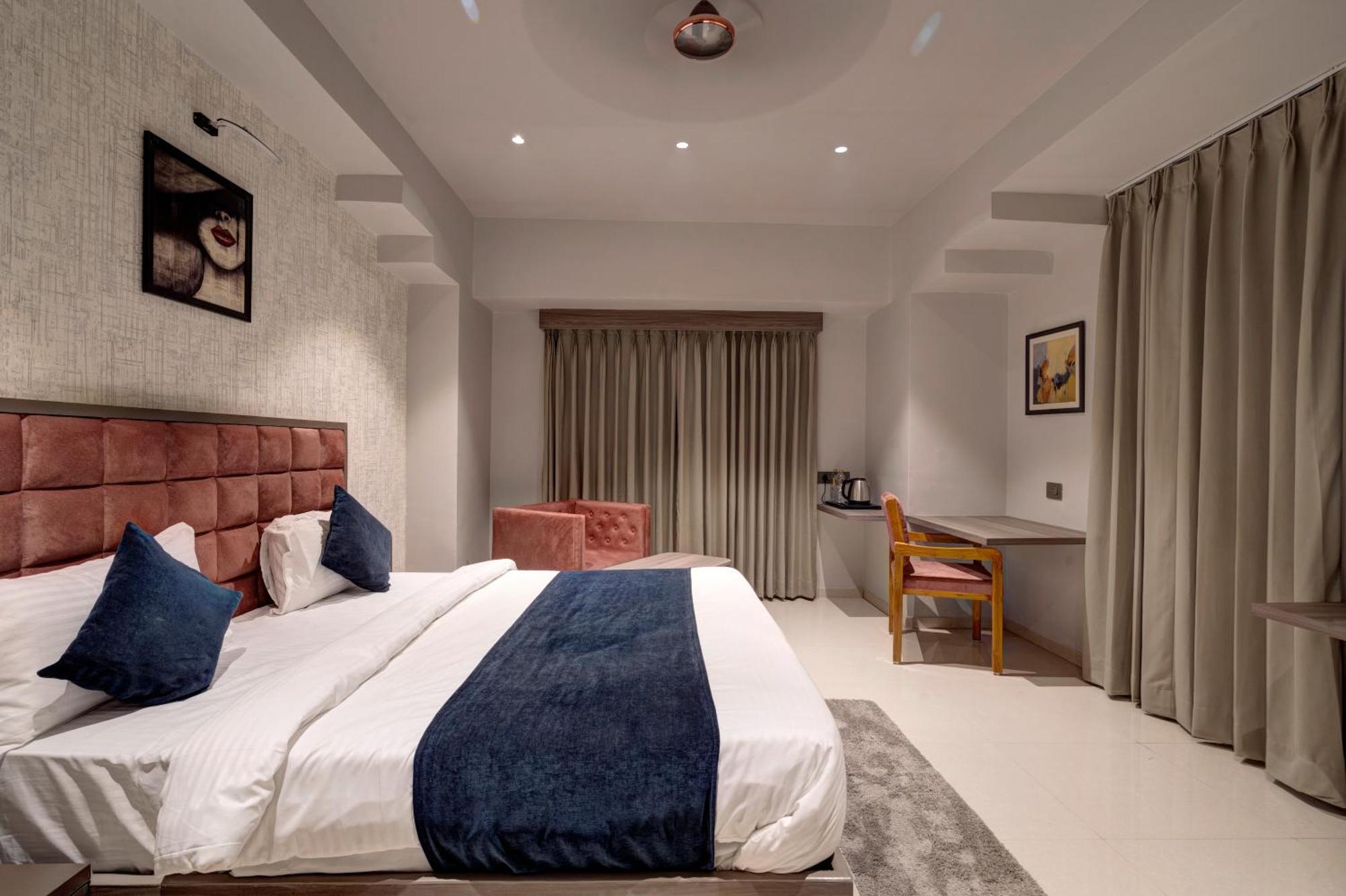 Hotel Sparsh Divine Ахмедабад Екстериор снимка