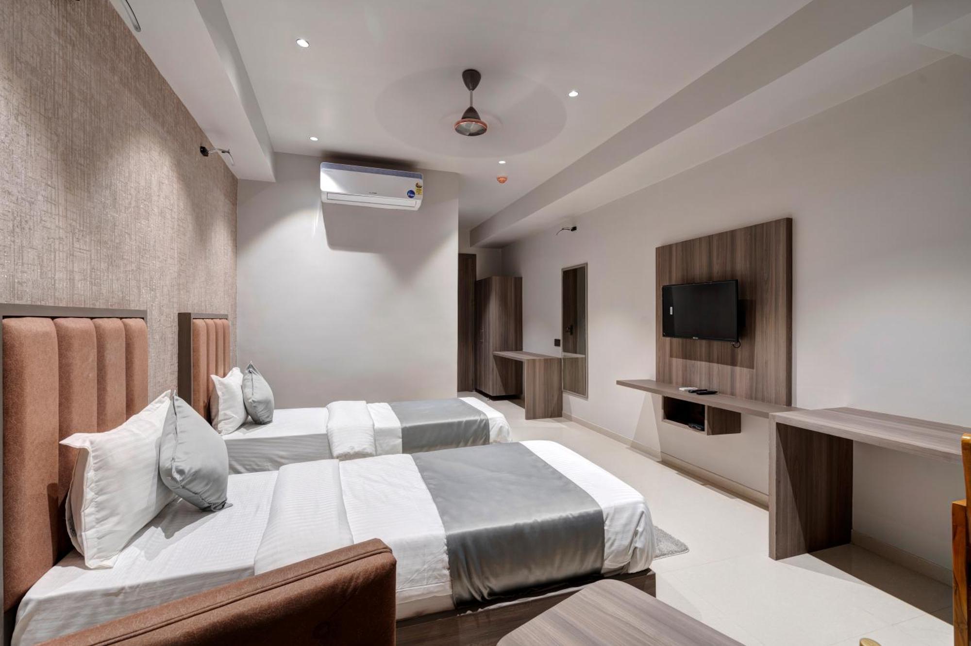 Hotel Sparsh Divine Ахмедабад Екстериор снимка
