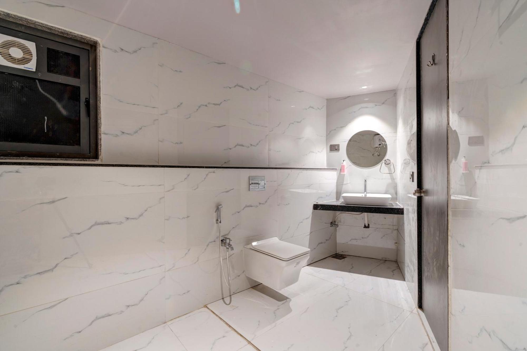 Hotel Sparsh Divine Ахмедабад Екстериор снимка