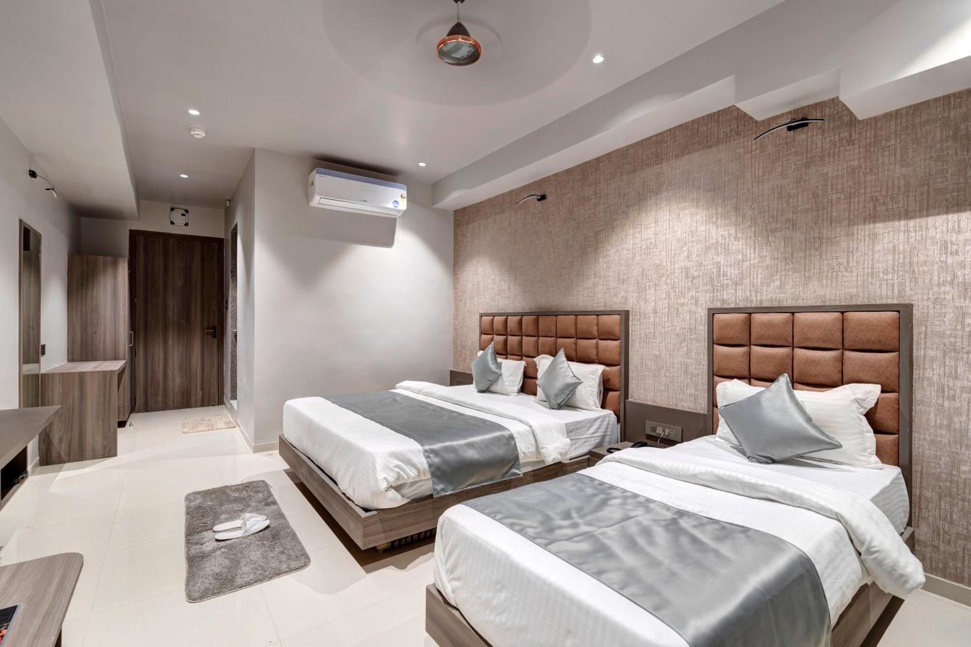 Hotel Sparsh Divine Ахмедабад Екстериор снимка