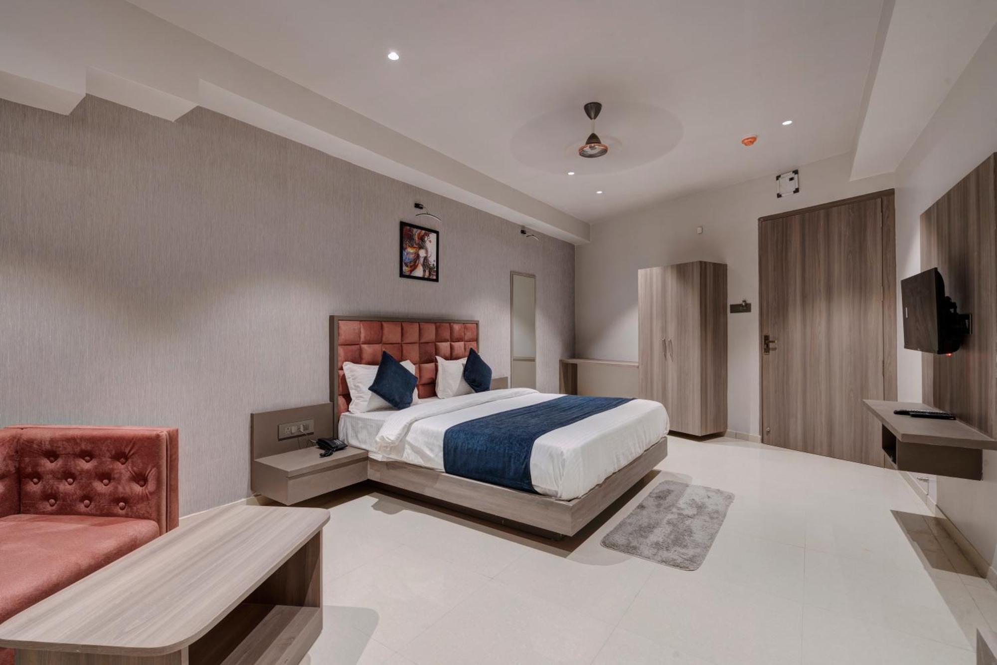 Hotel Sparsh Divine Ахмедабад Екстериор снимка