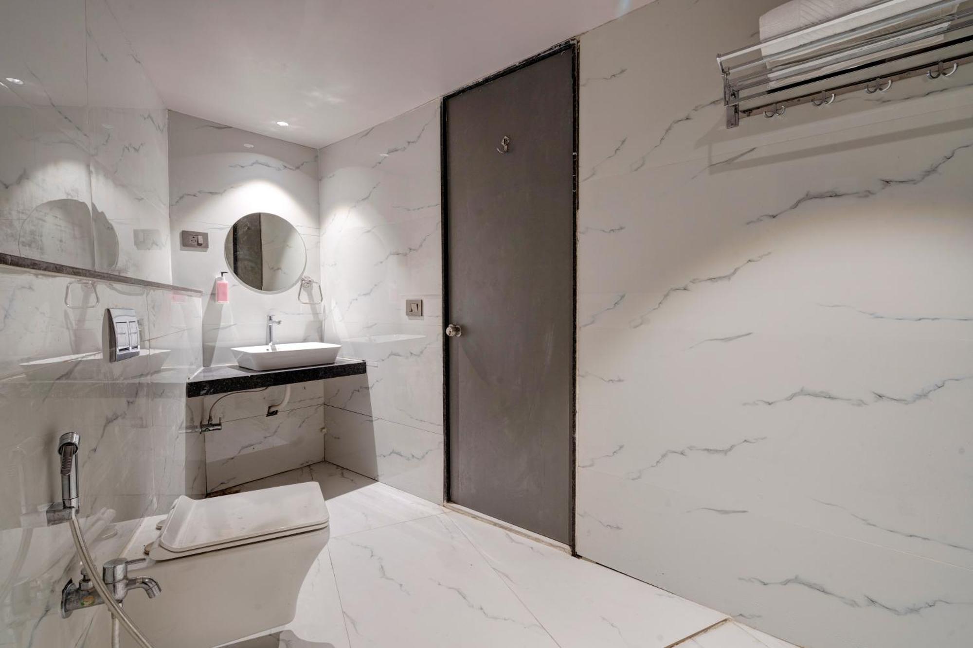 Hotel Sparsh Divine Ахмедабад Екстериор снимка