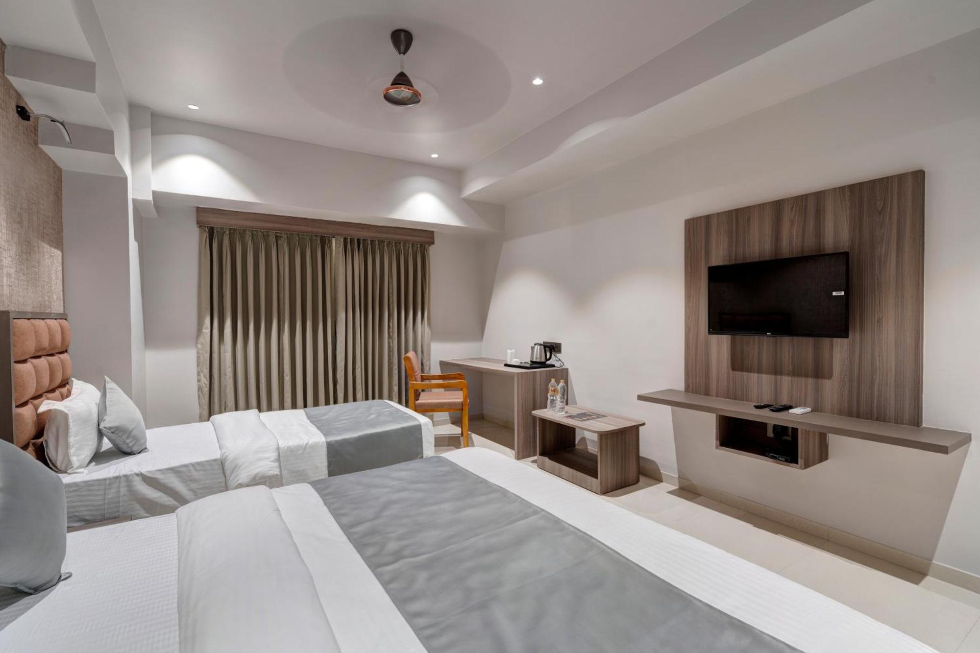 Hotel Sparsh Divine Ахмедабад Екстериор снимка