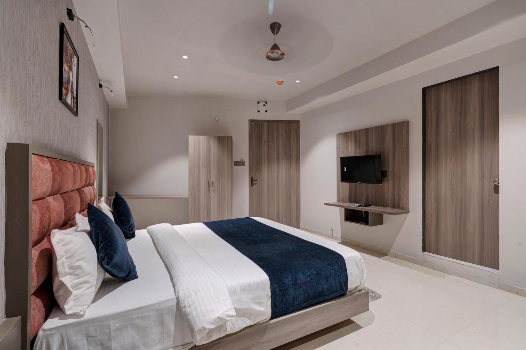 Hotel Sparsh Divine Ахмедабад Екстериор снимка