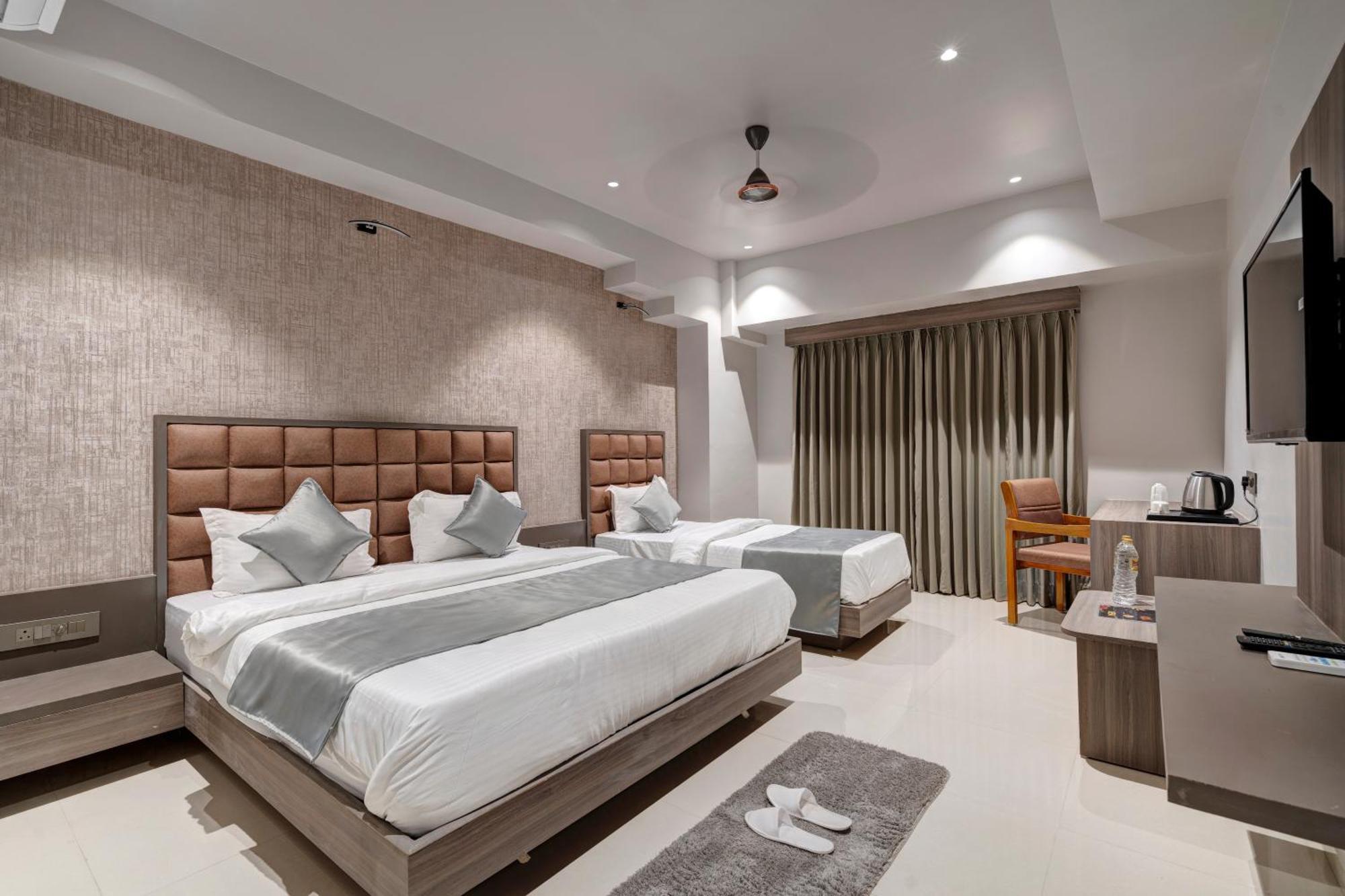 Hotel Sparsh Divine Ахмедабад Екстериор снимка