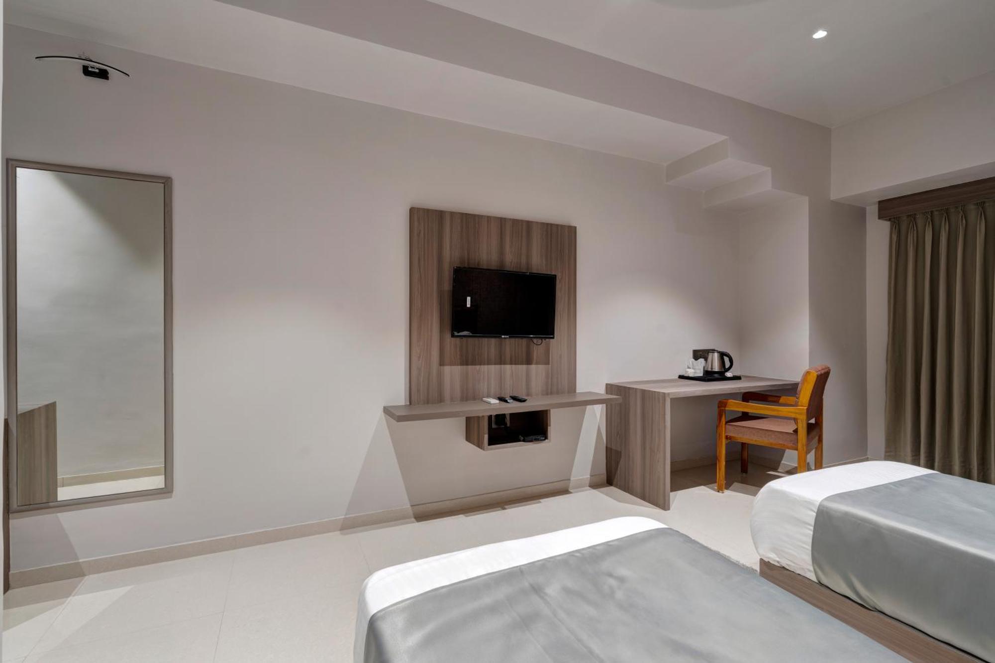 Hotel Sparsh Divine Ахмедабад Екстериор снимка