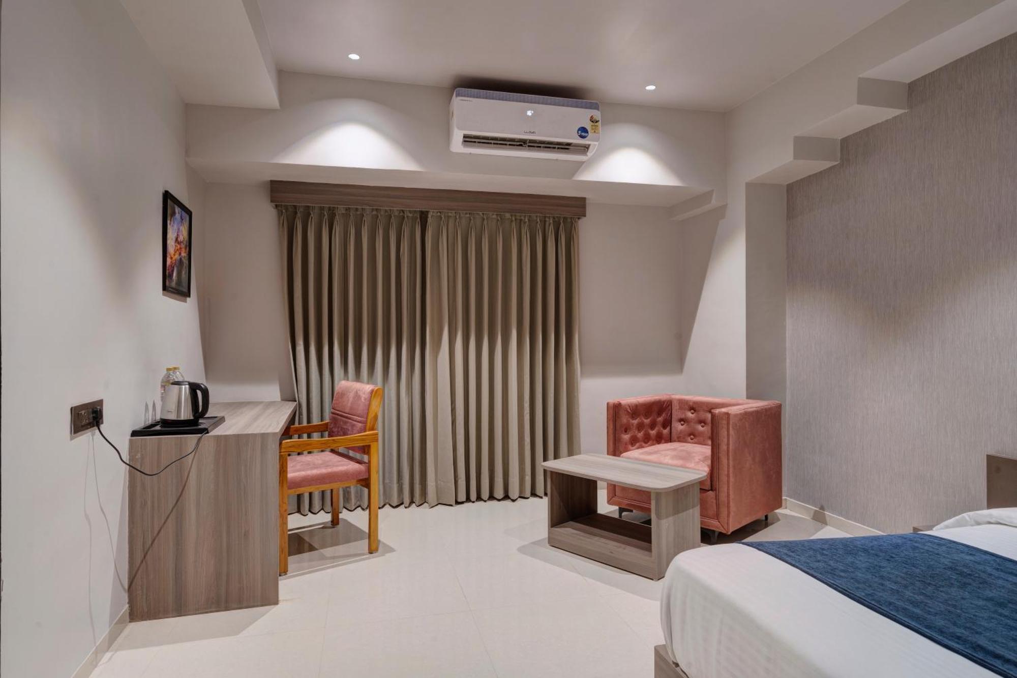 Hotel Sparsh Divine Ахмедабад Екстериор снимка