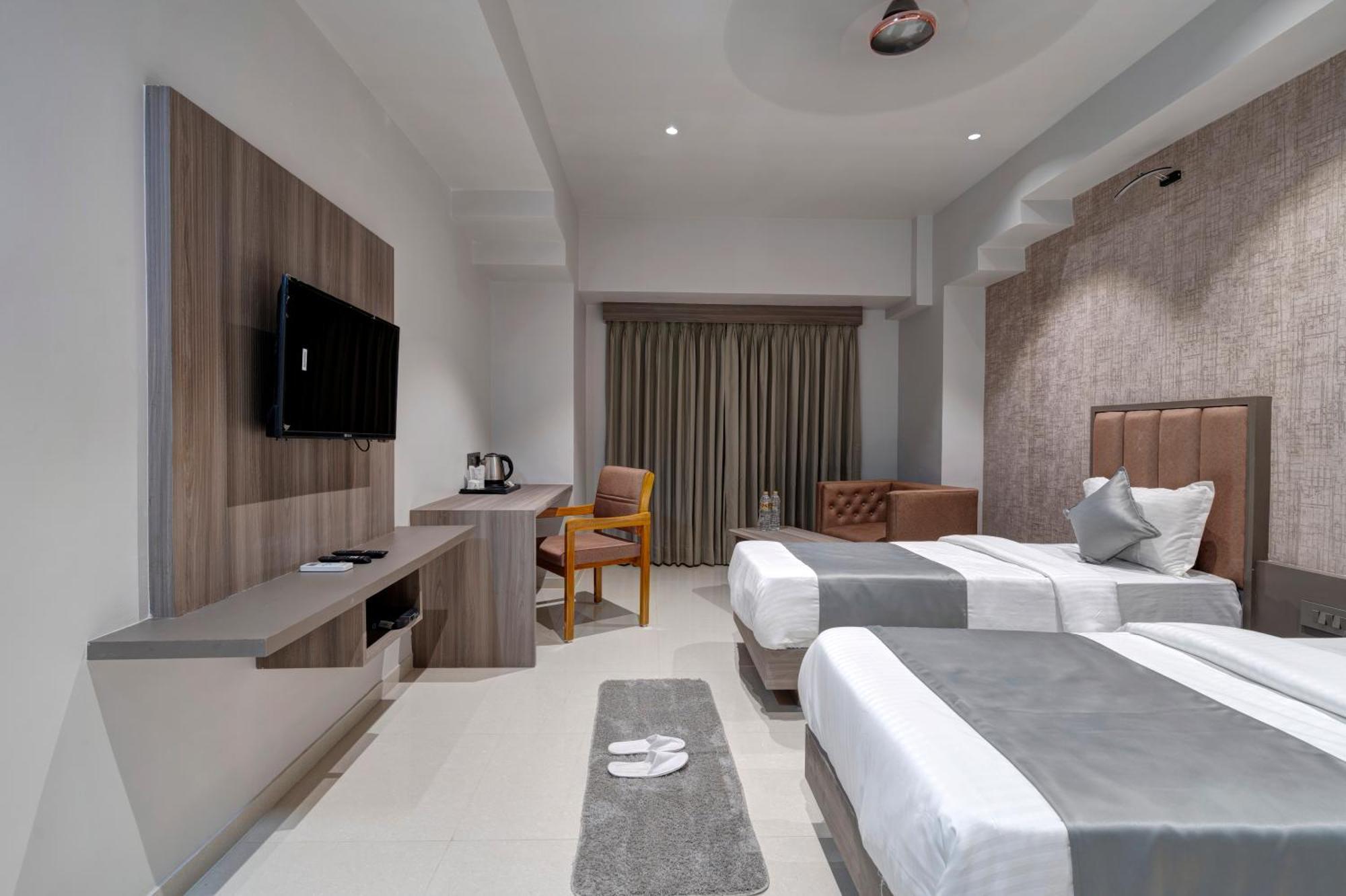 Hotel Sparsh Divine Ахмедабад Екстериор снимка