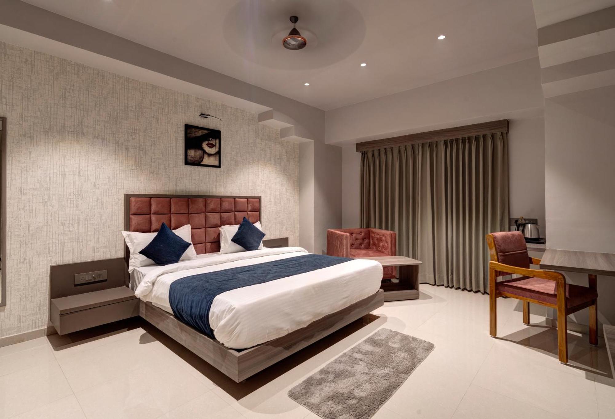 Hotel Sparsh Divine Ахмедабад Екстериор снимка