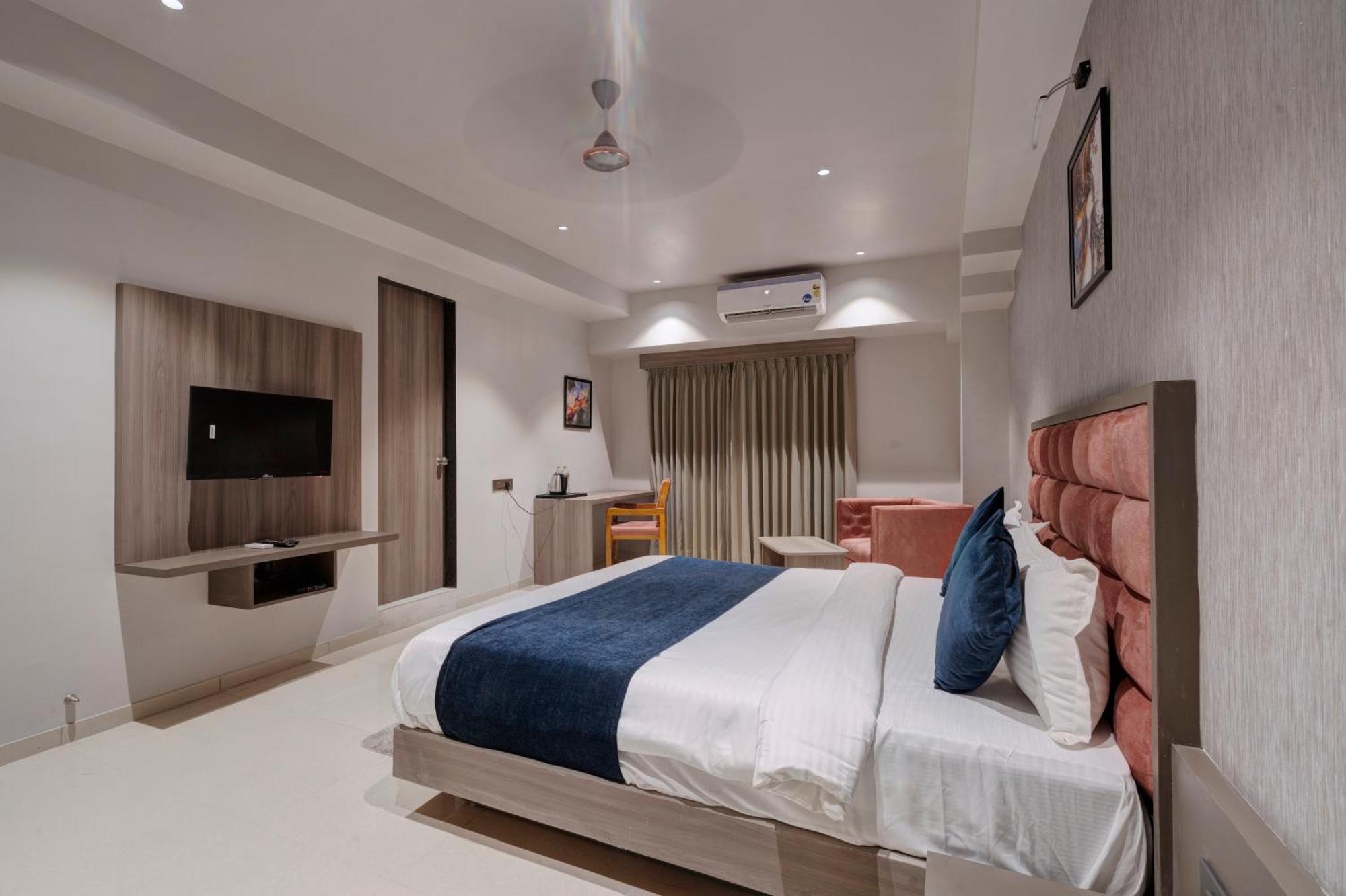 Hotel Sparsh Divine Ахмедабад Екстериор снимка