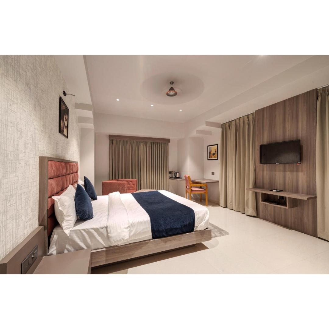 Hotel Sparsh Divine Ахмедабад Екстериор снимка