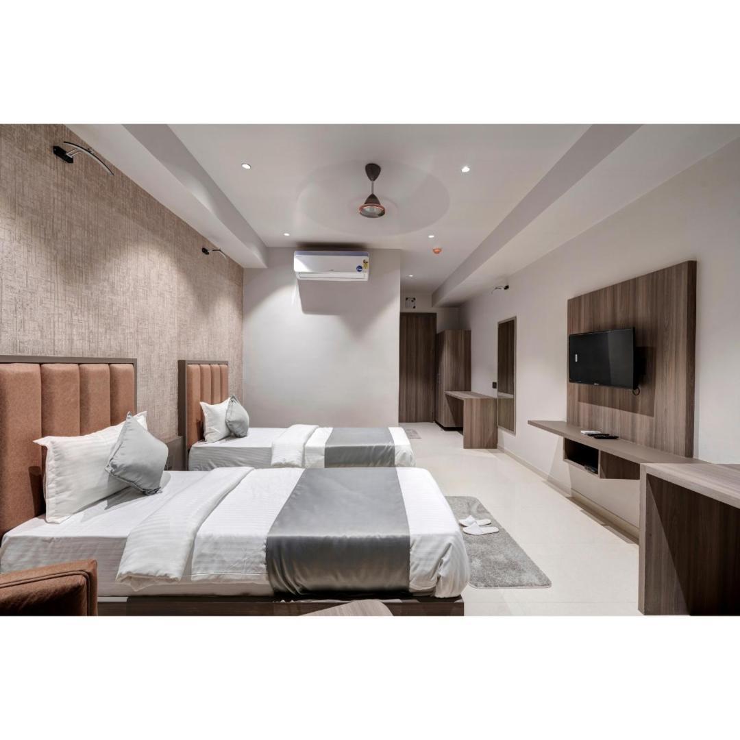 Hotel Sparsh Divine Ахмедабад Екстериор снимка