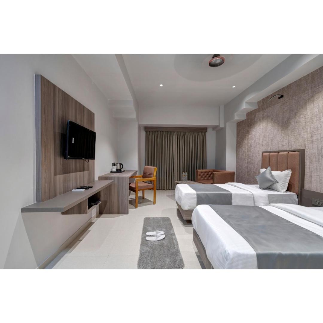 Hotel Sparsh Divine Ахмедабад Екстериор снимка