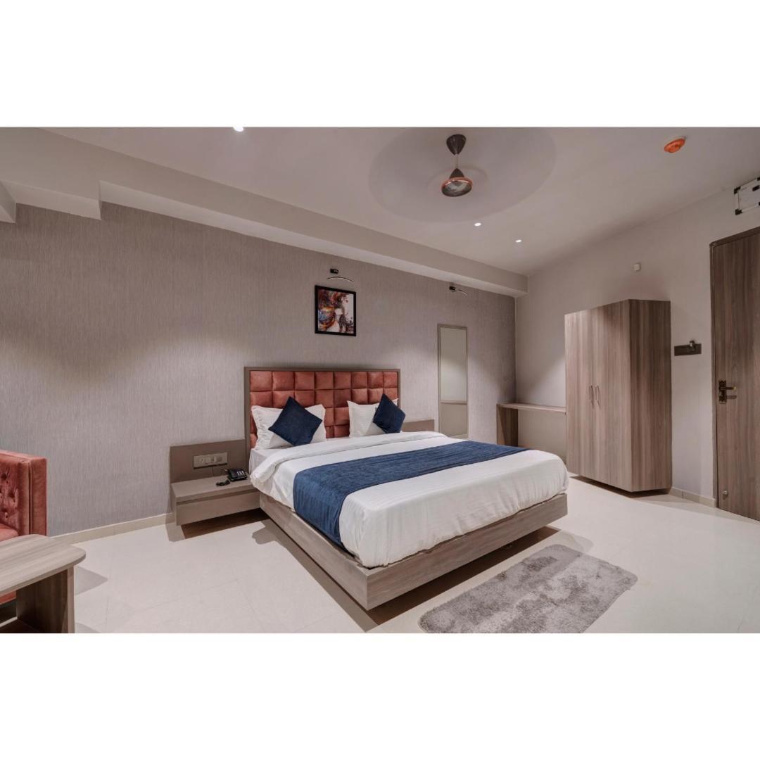 Hotel Sparsh Divine Ахмедабад Екстериор снимка